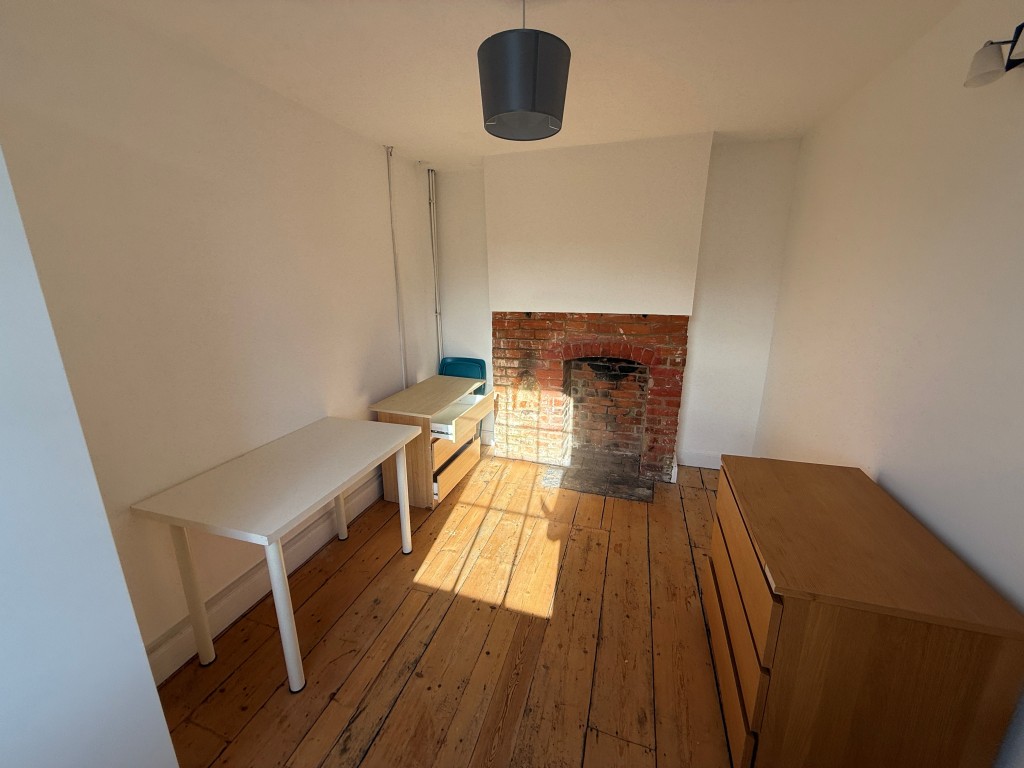 Lot: 97 - FOUR-BEDROOM HOUSE FOR REFURBISHMENT - Bedroom 1